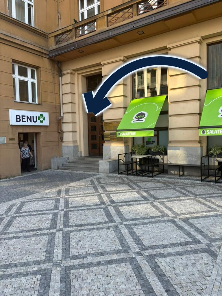 Vchod do budovy kliniky DermatologyExpert na Vítězném náměstí, vedle lékárny BENU